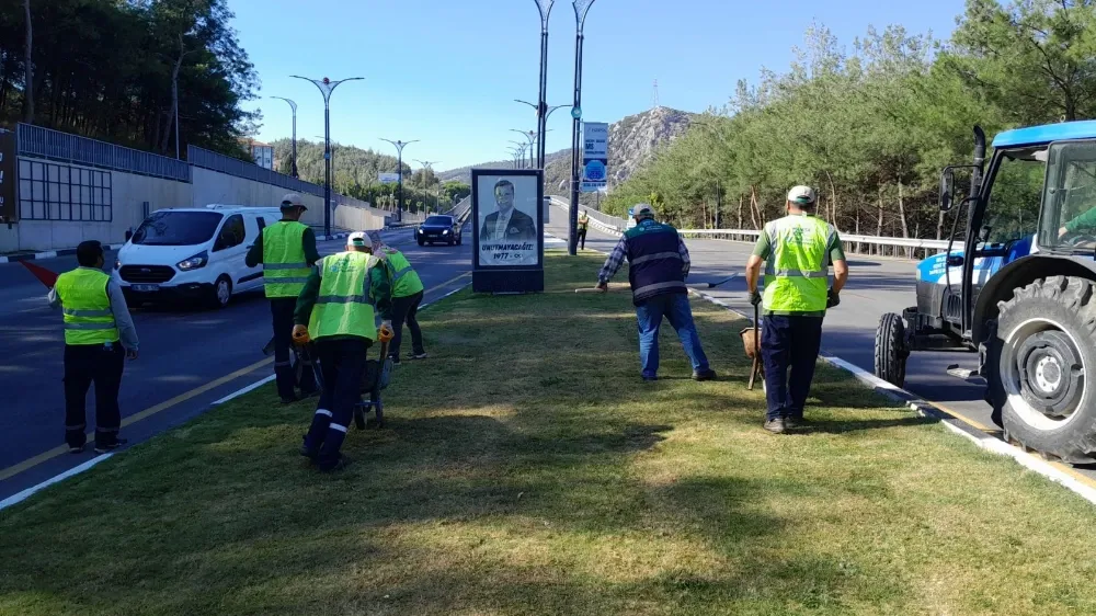Manisa’da Yeşil Alanlarda Sonbahar Bakımı Başladı