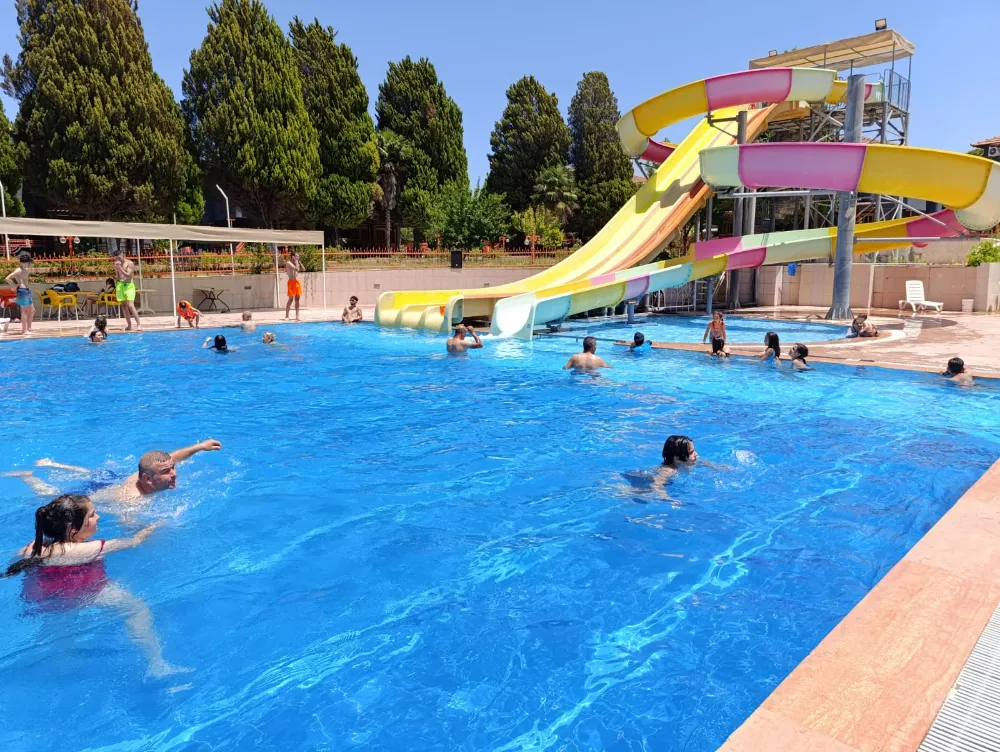 SALİHLİ’DE AŞIRI SICAKTAN BUNALANLAR HAVUZLARA KOŞTU