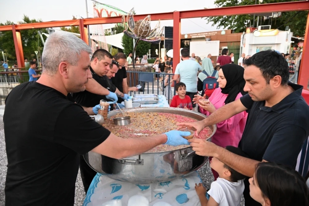 Manisa Büyükşehir Belediyesi’nden Geleneksel Aşure İkramı