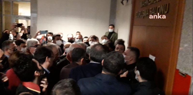 Boğaziçi Davasında Duruşma Salonuna Çevik Kuvvet Girdi, CHP Milletvekilleri Polis İle Avukatlar Arasında Etten Duvar Oluşturdu