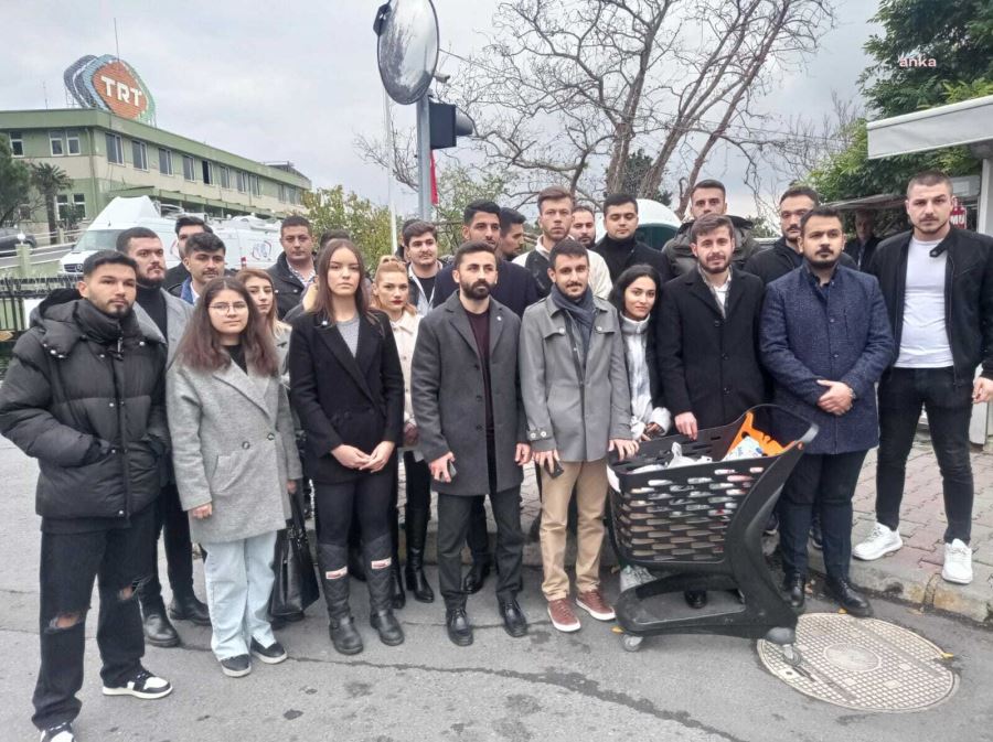 İYİ PARTİLİ GENÇLER, TRT’NİN AKŞENER YAYININI KESMESİNİ PROTESTO ETTİ