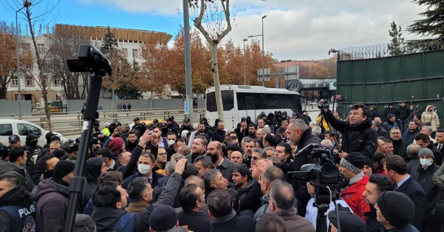 SENDİKALARIN TBMM ÖNÜNDE YÜZDE 2 BARAJ TEKLİFİ PROTESTOSUNA POLİS İZİN VERMEDİ