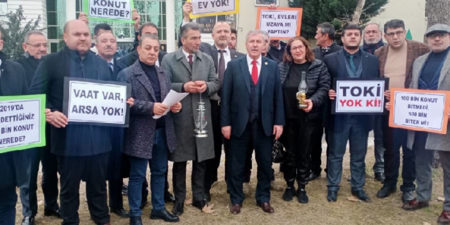 Selçuk Özdağ TOKİ binası önünde vatandaşın konut hakkını aradı