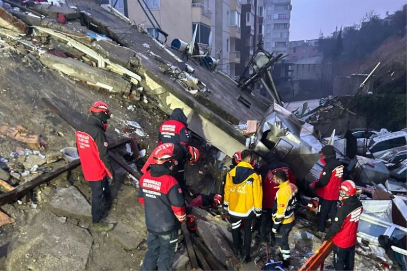 8 katlı apartmanın enkazından 28 saat sonra kurtarıldı