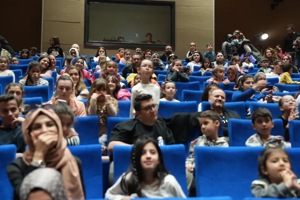 Turgutlu’da çocuklar için ‘Ters Yüz’ tiyatro keyfi