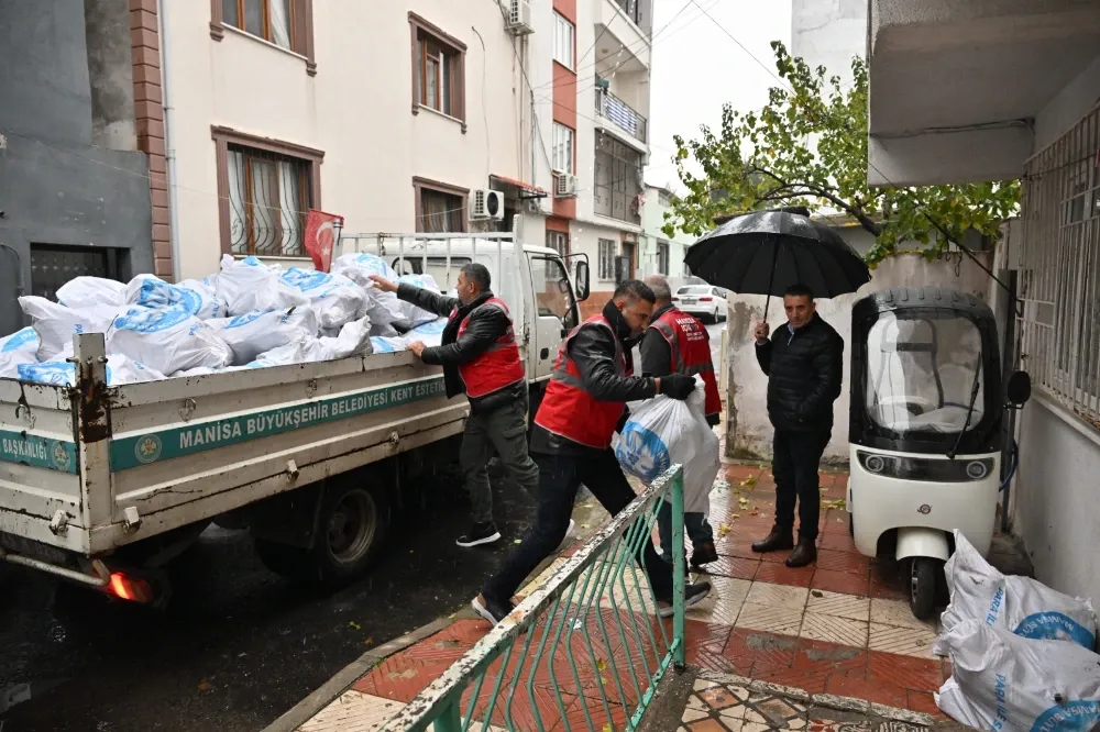 Manisa Büyükşehir’den İhtiyaç Sahiplerine Odun Yardımı