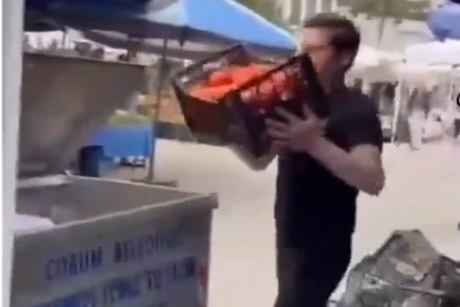Kasalarca domatesler çöpe döküldü! 