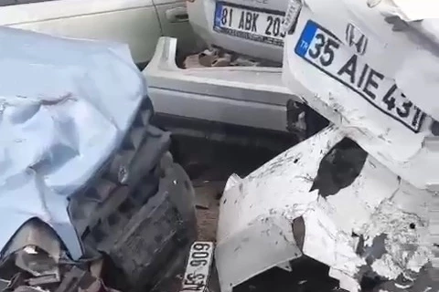 Otomobil fabrika duvarını yıktı!