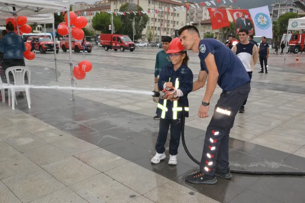 Manisa İtfaiyesinden İtfaiye Haftasında Tatbikat