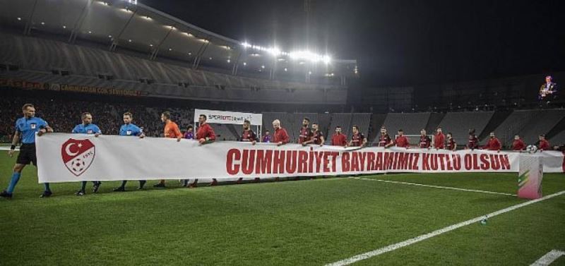 63 maçta futbolcular ve hakemler sahaya ‘Cumhuriyet’ pankartiyla çikti