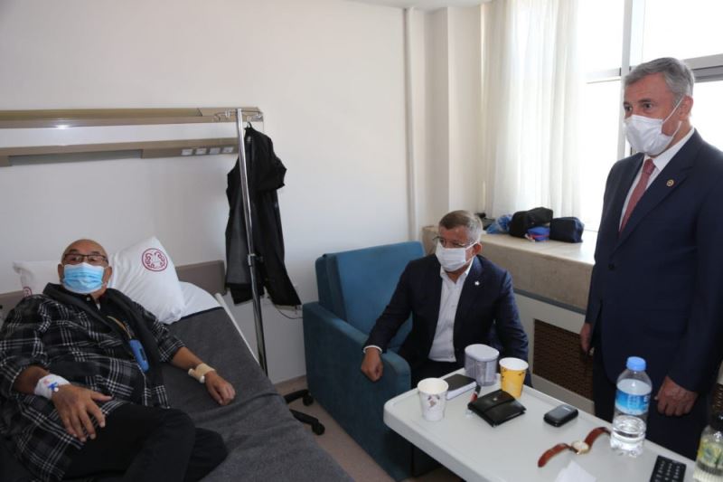 Ahmet Davutoğlu Erkin Alptekin’i hastanede ziyaret etti