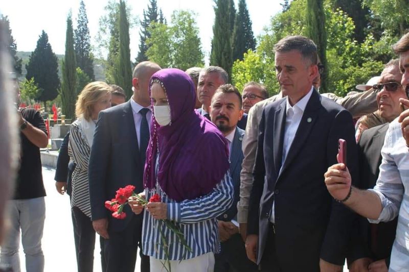 AKŞENER, SOMA MADEN FACİASINDA YAŞAMINI YİTİREN MADENCİLERİN MEZARLARINI ZİYARET ETTİ