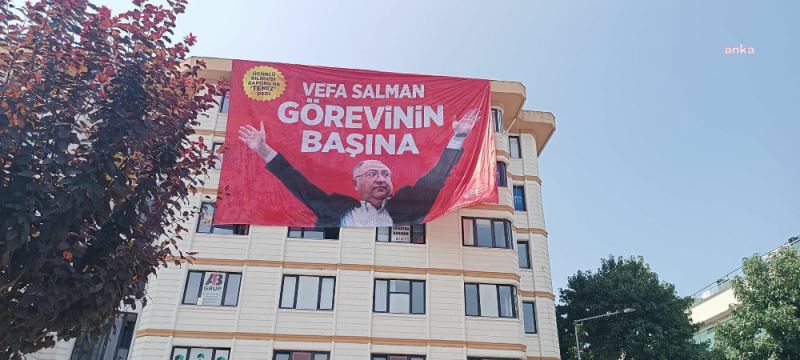 CHP GENÇLIK KOLLARI YALOVA’DA “VEFA SALMAN, GÖREVININ BASINA” PANKARTI ASTI