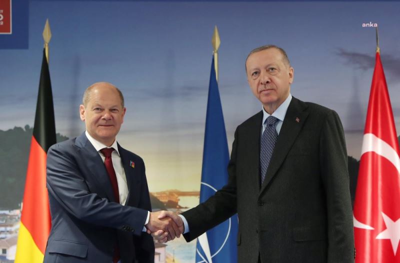 CUMHURBAŞKANI ERDOĞAN, MADRİD’DE ALMANYA BAŞBAKANI SCHOLZ İLE GÖRÜŞTÜ