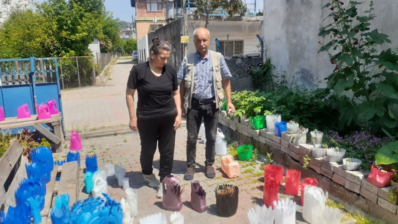 EMEKLİ MAAŞI İLE GEÇİNEMEYEN AİLE PLASTİK KAPLARDAN SAKSI YAPIP SATIYOR