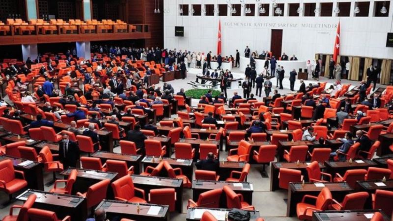 Emekli maaşlarının asgari ücret seviyesine çıkartılması teklifi AK Parti oylarıyla reddedildi