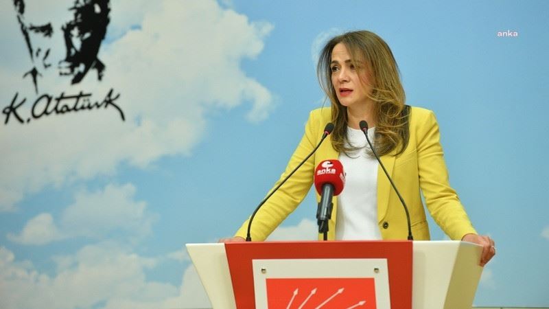 GAMZE AKKUŞ İLGEZDİ: “1 GECEDE YÖNETİM ŞEKLİNİ DEĞİŞTİRENLER, SAĞLIK ÇALIŞANLARI İÇİN KILINI KIPIRDATMIYOR”