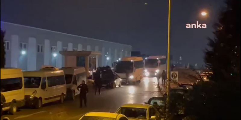 Gebze’de Otomotiv İşçileri Fabrikanın Çatısına Çıkarak Eylem Yaptı