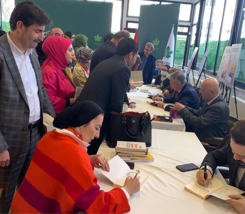 Gelecek kalemleri kitaplarını imzaladı
