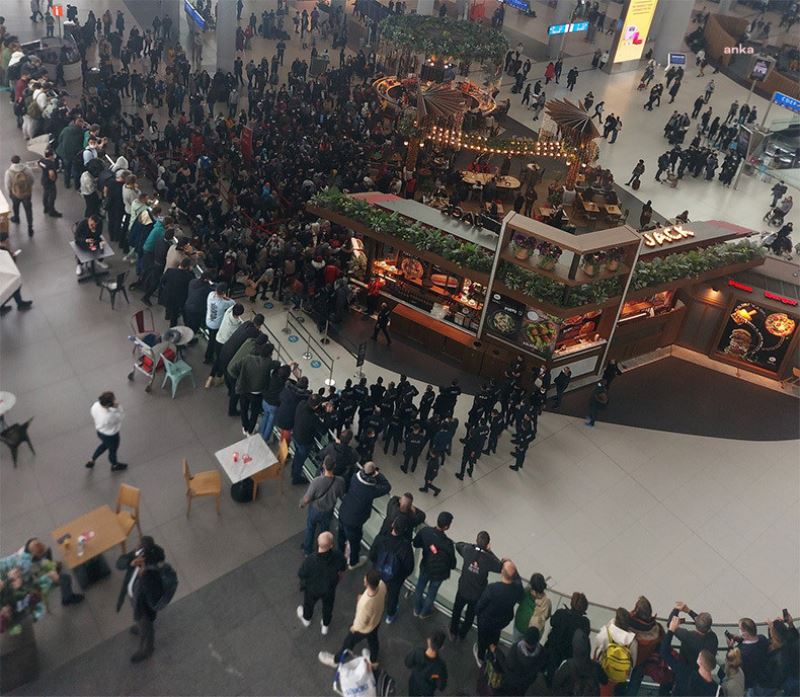 İstanbul Havalimanı’nda Mahsur Kalan Turistlerden Sloganlı Protesto: We Need Hotel!