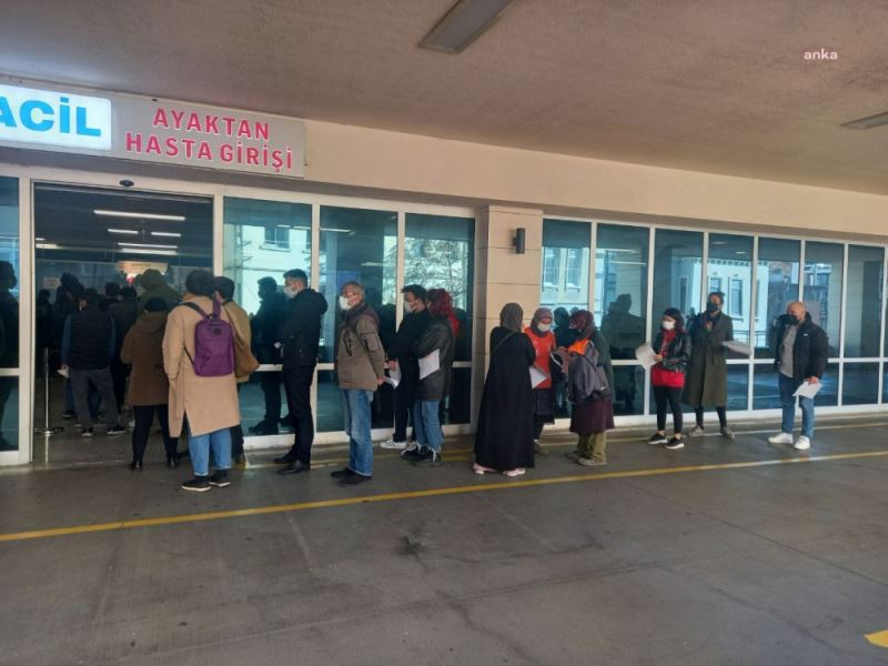 Koronavirüs Testi Yaptırmak İsteyenler Hastane Önlerinde Uzun Kuyruklar Oluşturdu