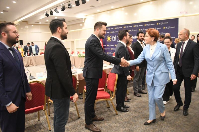 MERAL AKŞENER, PARTİSİNİN GENÇLİK KOLLARI İL BAŞKANLARIYLA BİR ARAYA GELDİ