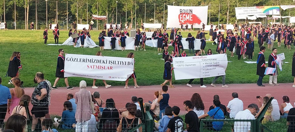 ODTÜ ÖGRENCILERI, MEZUNIYETLERINI DEVRIM STADYUMU