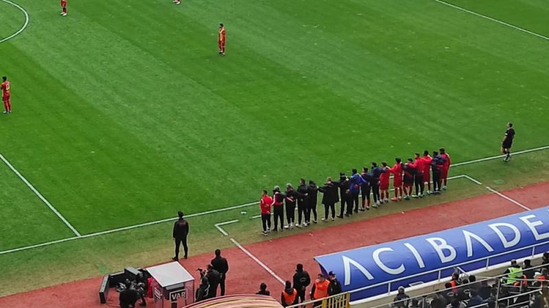 Yeni Malatyasporlu futbolculardan protesto